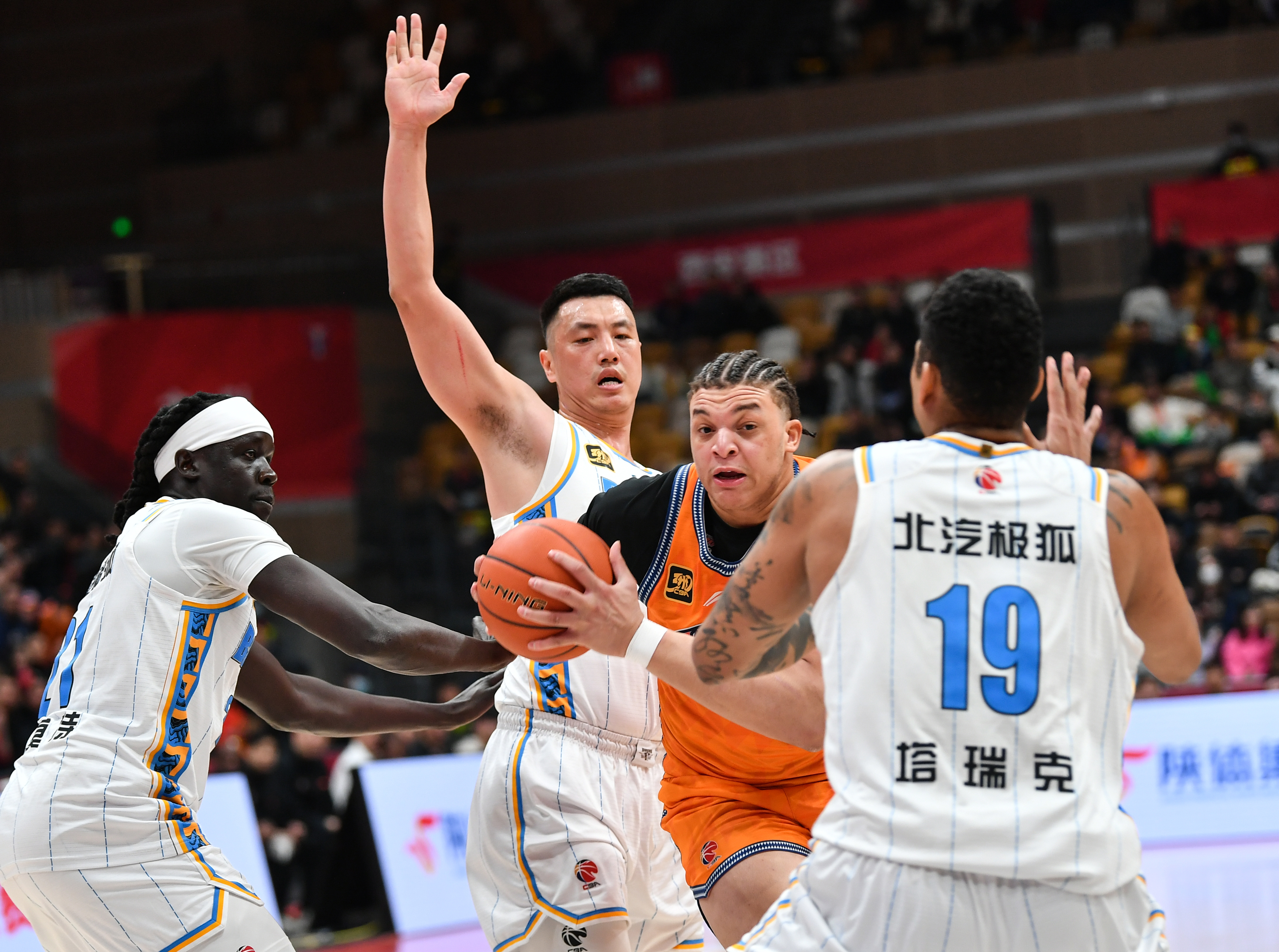 双赢平台关于CBA常规赛今晚走向成谜；国际米兰状态回暖；气氛紧张；身体对抗强度拉满的信息