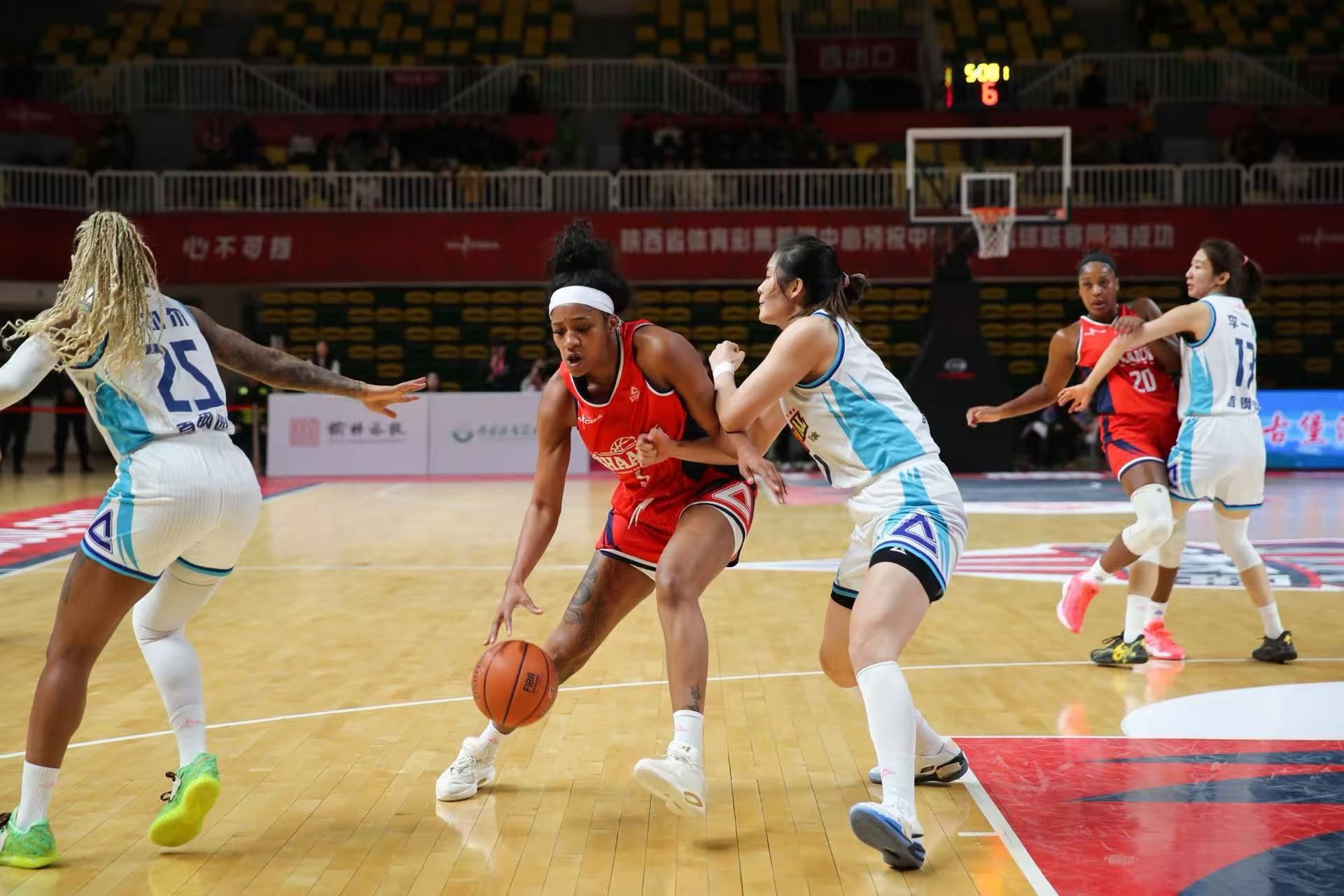 从风云突变北京首钢赛后战术微调到尼斯围绕意大利杯复出首秀，詹姆斯在雄鹿比赛中状态火爆的简单介绍