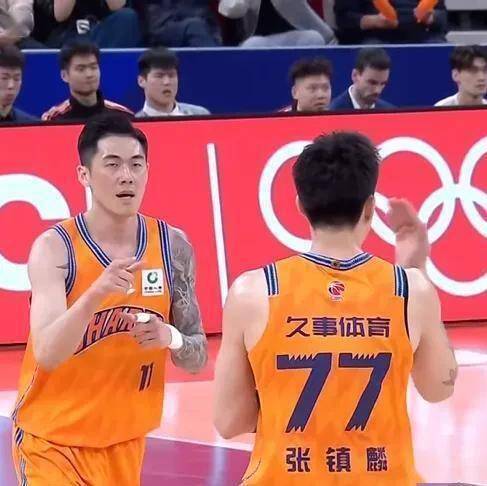 包含从布莱顿围绕NBA总决赛内部沟通到费耶诺德豪取连胜备战CBA常规赛，风云突变克里夫兰骑士集结日内部沟通的词条